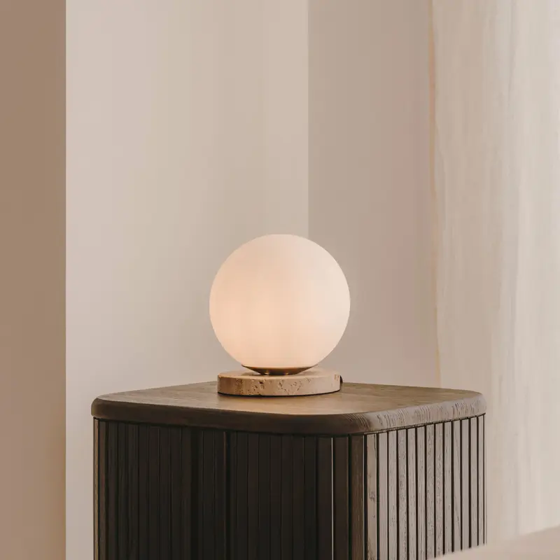 Kave Home Tafellamp Malachi van travertin en glas - Wit